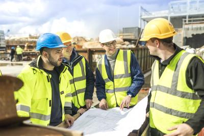 Bygningskonstruktørstuderende fra Erhvervsakademi Aarhus på en byggeplads.